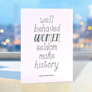Empowerment-wenskaart voor vrouwen: "Goed opgevoede vrouwen schrijven zelden geschiedenis" - inspirerende boodschap die een geweldige ondersteunende of gelukskaart is
