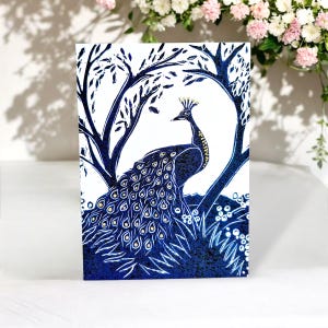 Peacock-linosnedekaart. Mooie linoprint van een pauw die onder een prieel staat. Voor fans van natuur en vogels. Blanco binnenkant.