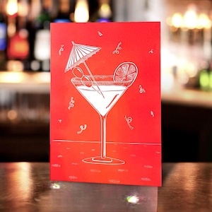 Biglietto di auguri per cocktail: vivace disegno in linoleum per compleanni, congratulazioni, festa della mamma, addio al nubilato e qualsiasi altra ricorrenza.