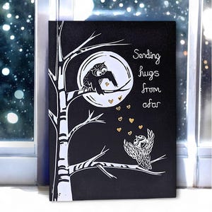 Virtual Hugs Owls Card - Linocut Design con la scritta "Sending Hugs from Afar" per inviare amore, supporto e abbracci virtuali. Anche amicizia e un sorriso
