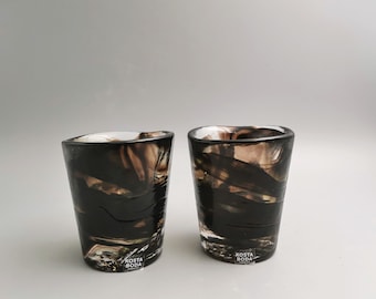 Un par de vasos "Mine" fabricados por Ulrica Hydman -Vallien para Kosta Boda. Suecia, firmados. Alto 7 cm.