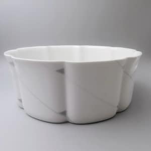 Tigela de porcelana Royal Copenhagen desenhada por Ann-Sofi Romme da série "Nouveau" Dinamarca década de 1980 grande 23 cm em ø