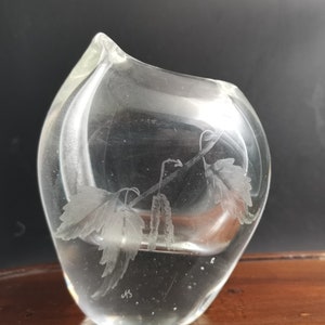 JERRY HEINTZE. Signierte und geätzte kleine Glasvase Höganäs Glasbruk.Schweden aus den 1970er Jahren. 11cm Höhe