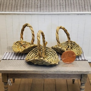 Dollhouse miniature woven gathering basket. 1:12 scale rattan basket for dollhouse or miniature scene. Rustic 1.75-inch basket with handle.