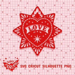 Puede incluir: Un diseño rojo en forma de estrella con un corazón en el centro, con la palabra "LOVE" en una pancarta. El diseño es un SVG Cricut Silhouette PNG. El fondo es una cuadrícula rosa con corazones y la letra "X".