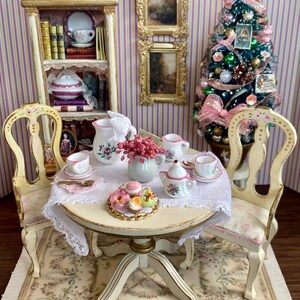 NOWOŚĆ **Stół w skali 1:12 i dwa białe krzesła w stylu shabby chic, meble w miniaturze, ręcznie robione