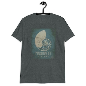 Könnte beinhalten: Ein dunkelgrau meliertes Kurzarm-T-Shirt mit einem Grafikdruck einer Nautilus-Muschel, überlagert von geometrischen Fibonacci-Spirallinien auf blauem Grund. Der Text FIBONACCI 1170 ist darunter in einer hellen, serifenlosen Schrift zentriert.