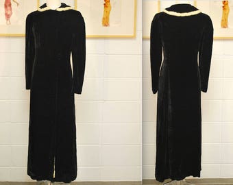 1930&#39;s Black Silk Velvet Opera Coat / White Fur Collar / Old Hollywood / Satin Lined / Rare Collectable Retro