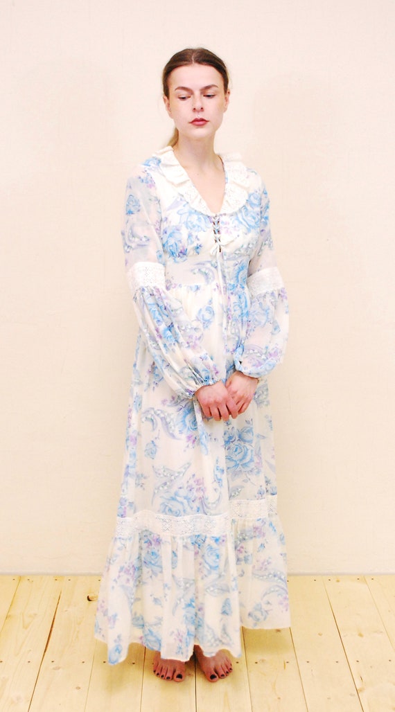 1960's/70's Light Blue Floral Maxi Dress with Lac… - image 4