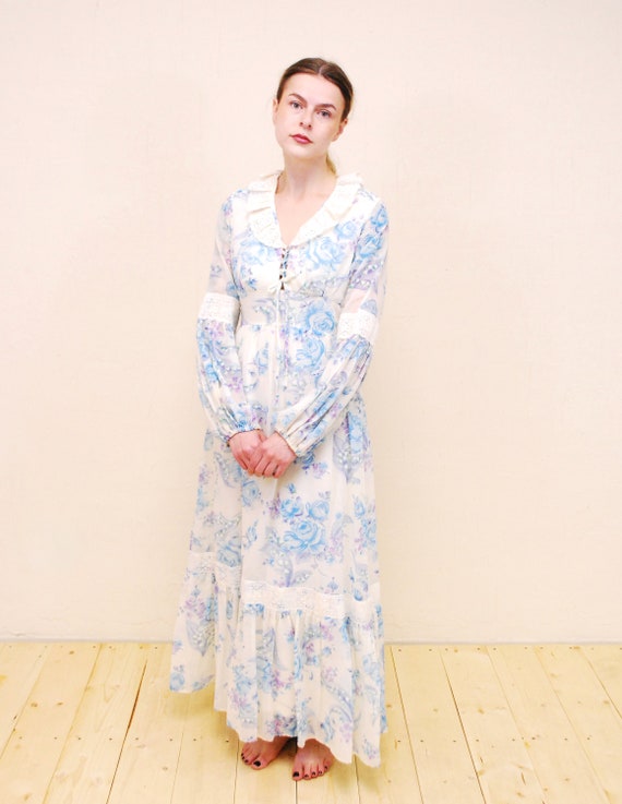 1960's/70's Light Blue Floral Maxi Dress with Lac… - image 6