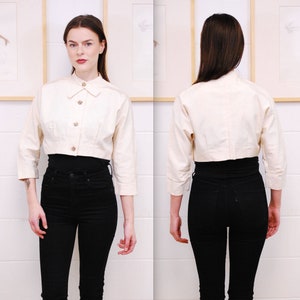 50er Jahre Damen Creme CAROLE KING Deadstock Cropped AnzugJacke mit Strassknöpfen / NOS / Rare Collectable Retro / bjr