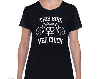 Esta chica ama su camiseta de chica