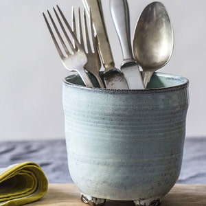 Portautensili in ceramica celeste, Barattolo per posate in ceramica celeste, Piatto per utensili di medie dimensioni in ceramica, Regalo di inaugurazione della casa, Regalo per lei