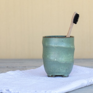 Porte-brosse à dents en céramique vert clair : récipient pour salle de bain en poterie fait main