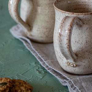 Taza grande de cerámica blanca de 16 oz con puntos hecha a mano, taza de café de cerámica de 16 oz, taza de té de cerámica, taza grande de té blanco, regalo para amantes del café, regalo para ella
