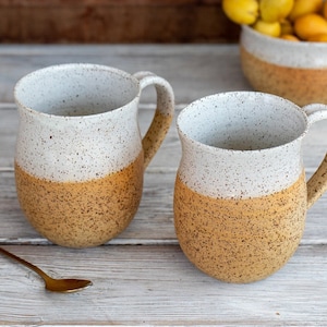 Handgemachte Kaffeetasse: Gepunktete weiße Keramik, rustikaler beige Ton, US DDP