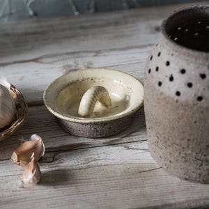 White ceramic garlic jar, Ceramic garlic container, Pottery jar, Pottery garlic keeper, Kitchen storage dish, Housewarming gift
