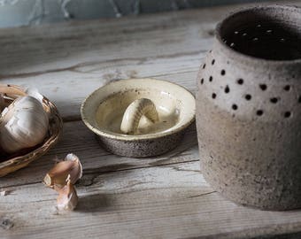 White ceramic garlic jar, Ceramic garlic container, Pottery jar, Pottery garlic keeper, Kitchen storage dish, Housewarming gift