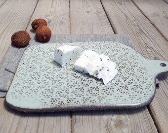 Handgemachte Käseplatte / Käsebrett aus hellblauer Keramik, 1960er Jahre, US DDP