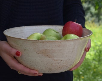 Grote witte kom van aardewerk, grote keramische slakom, grote keramische fruitschaal, keramische serveerschaal, grote witte pottenbakkerskom, vakantiecadeau