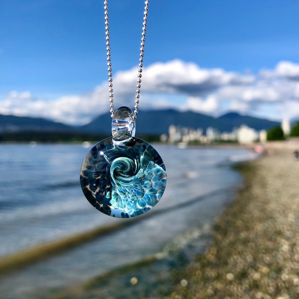 Colgante de ola de océano de vidrio de borosilicato con cadena de plata de ley