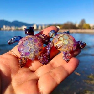 Glass Sea Turtle figurine - SeaTurtle Love - Glass Art - Blown Glass Seaturtle - Borosilicate Sea Turtle - Sea Turtle sculpture - Ocean Gift