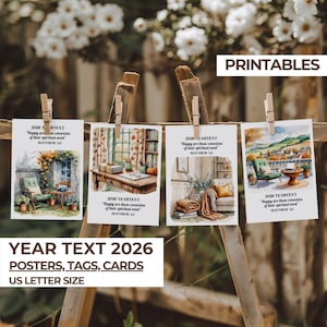 Könnte beinhalten: Vier Aquarelldrucke mit Innen- und Außenszenen werden auf einer Holzkonstruktion präsentiert. Jeder Druck wird von einer Holzklammer gehalten. Die Drucke tragen den Text "2026 YEARTEXT" und "Happy are those conscious of their spiritual need MATTHEW 3:3". Der Text "YEAR TEXT 2026" ist ebenfalls sichtbar.