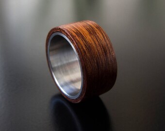 Anello unisex in acciaio inossidabile con intarsi in legno rosso - Fede nuziale