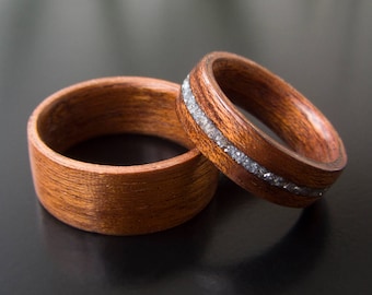 Juego de anillos de boda de madera: incrustaciones de virutas de acero, anillos de madera curvada