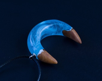 Colgante de resina de luna de madera: joyería epoxi azul hecha a mano