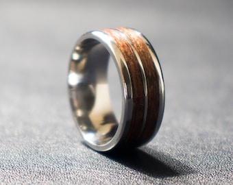 Anello in acciaio inossidabile con intarsi in sequoia - Larghezza 8 mm