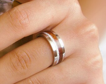 Anello in acciaio inossidabile Cacholong intarsiato con mogano (8 mm)