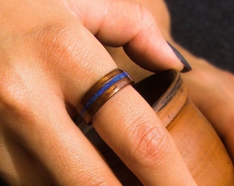 Anello in legno curvato di sequoia con intarsio in lapislazzuli