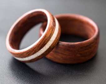 Set di fedi nuziali in legno curvato: intarsi in legno rosso e cacholong