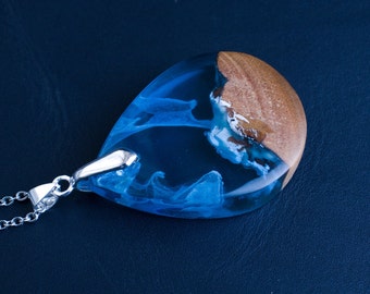 Collar con colgante de resina de madera azul: elegante joyería epoxi