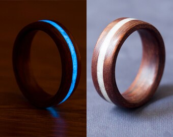 Anello in legno curvato fatto a mano: legno rosso con intarsio in fluorite luminosa