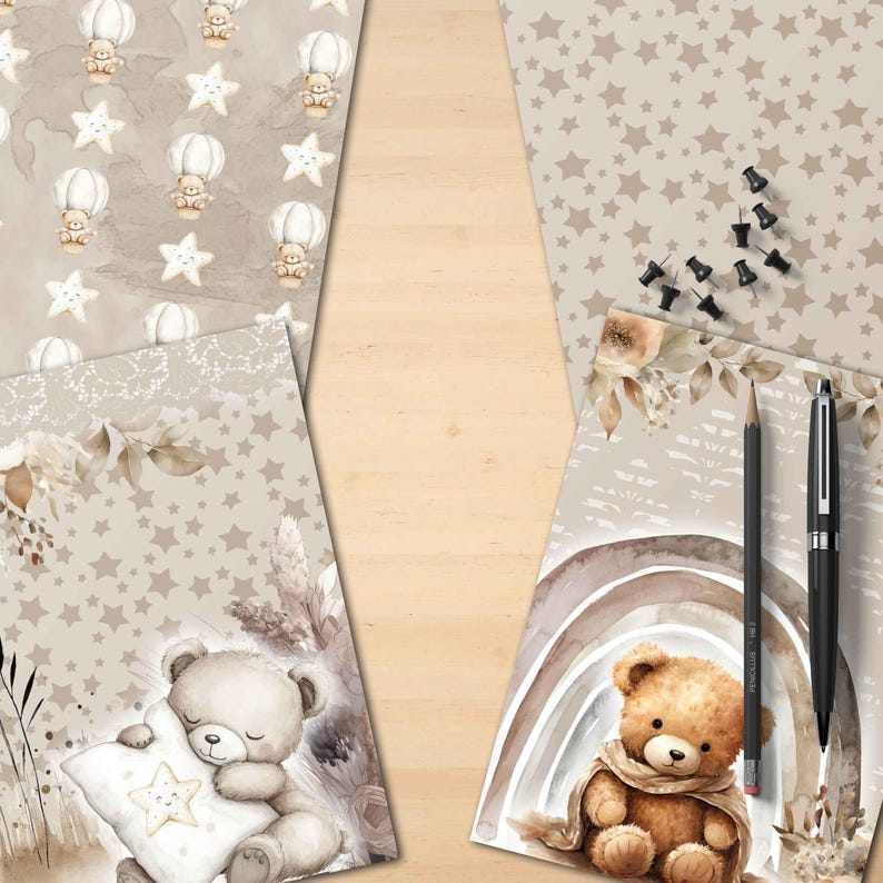 Puede incluir: Varias hojas de papel estampado con una paleta de colores suaves. Los dise&ntilde;os incluyen osos de peluche, estrellas, globos aerost&aacute;ticos y un arco&iacute;ris. Tambi&eacute;n se ven un l&aacute;piz y un bol&iacute;grafo. Adecuado para &aacute;lbumes de recortes o manualidades.