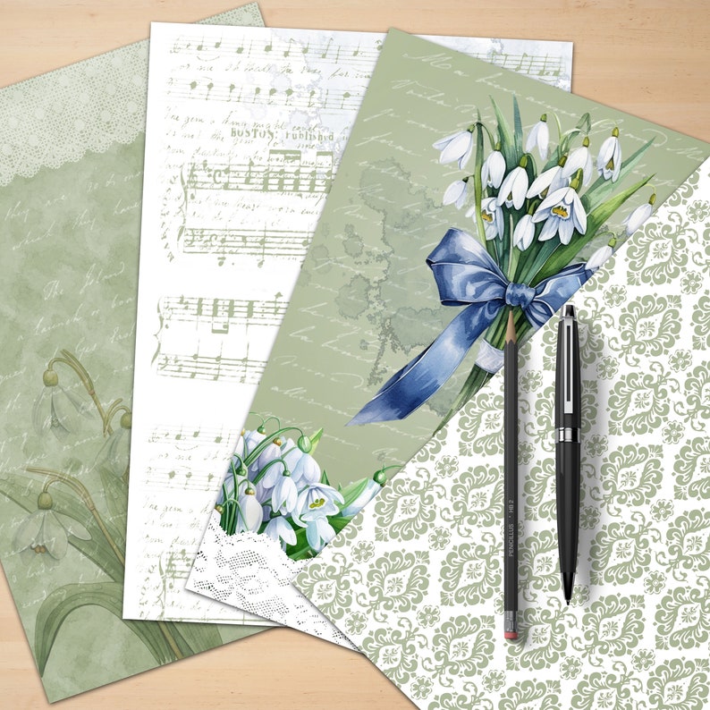 Puede incluir: Cuatro hojas de papel con diferentes dise&ntilde;os. Una hoja tiene una partitura musical, otra tiene un patr&oacute;n floral con un ramo de campanillas blancas atadas con una cinta azul, otra tiene un patr&oacute;n damasco verde y blanco, y la &uacute;ltima hoja tiene un patr&oacute;n floral verde y blanco con texto escrito a mano. Dos l&aacute;pices est&aacute;n sobre las hojas.