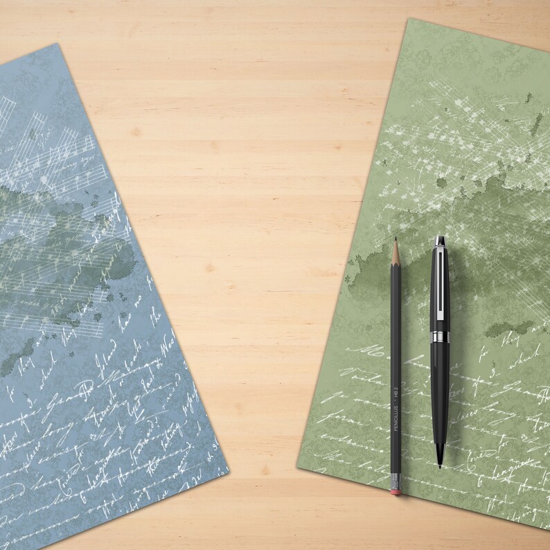 Puede incluir: Dos hojas de papel con texto escrito a mano sobre una superficie de madera clara. Una hoja es azul con texto blanco y la otra es verde con texto blanco. Un bol&iacute;grafo negro y un l&aacute;piz negro est&aacute;n sobre la hoja de papel verde.