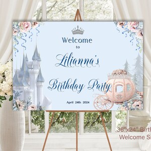 Peut inclure: Une pancarte d'accueil bleue et blanche pour une fête d'anniversaire avec une illustration de château et de carrosse. La pancarte indique "Bienvenue à la fête d'anniversaire de Lilianna le 24 avril 2024" et "Pancarte d'accueil pour anniversaire 91,44 cm x 61 cm".