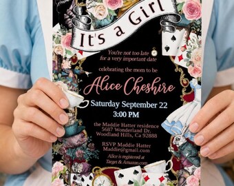Pode incluir: Um cartão de convite retangular para chá de bebê com fundo preto, rosas cor-de-rosa, cartas de baralho, um relógio de bolso e um gato de Cheshire. O texto diz: It's a Girl, Alice Cheshire, Saturday September 22, 3:00 PM, the Maddie Hatter residence, 5687 Wonderland Dr., Woodland Hills, Ca 92888, RSVP Maddie Hatter, Maddie@gmail.com, Alice is registered at Target & Amazon.com.