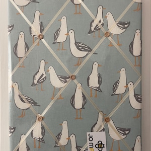 Tablón de anuncios. Tablón de notas con diseño de gaviota para recordatorios, fotos y citas. Decoración de pared práctica y atractiva. Regalo único hecho a mano.