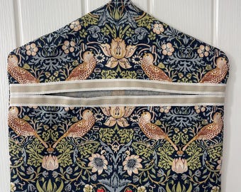 Bolsa para pinzas de ropa hecha a mano: Tela Strawberry Thief de William Morris