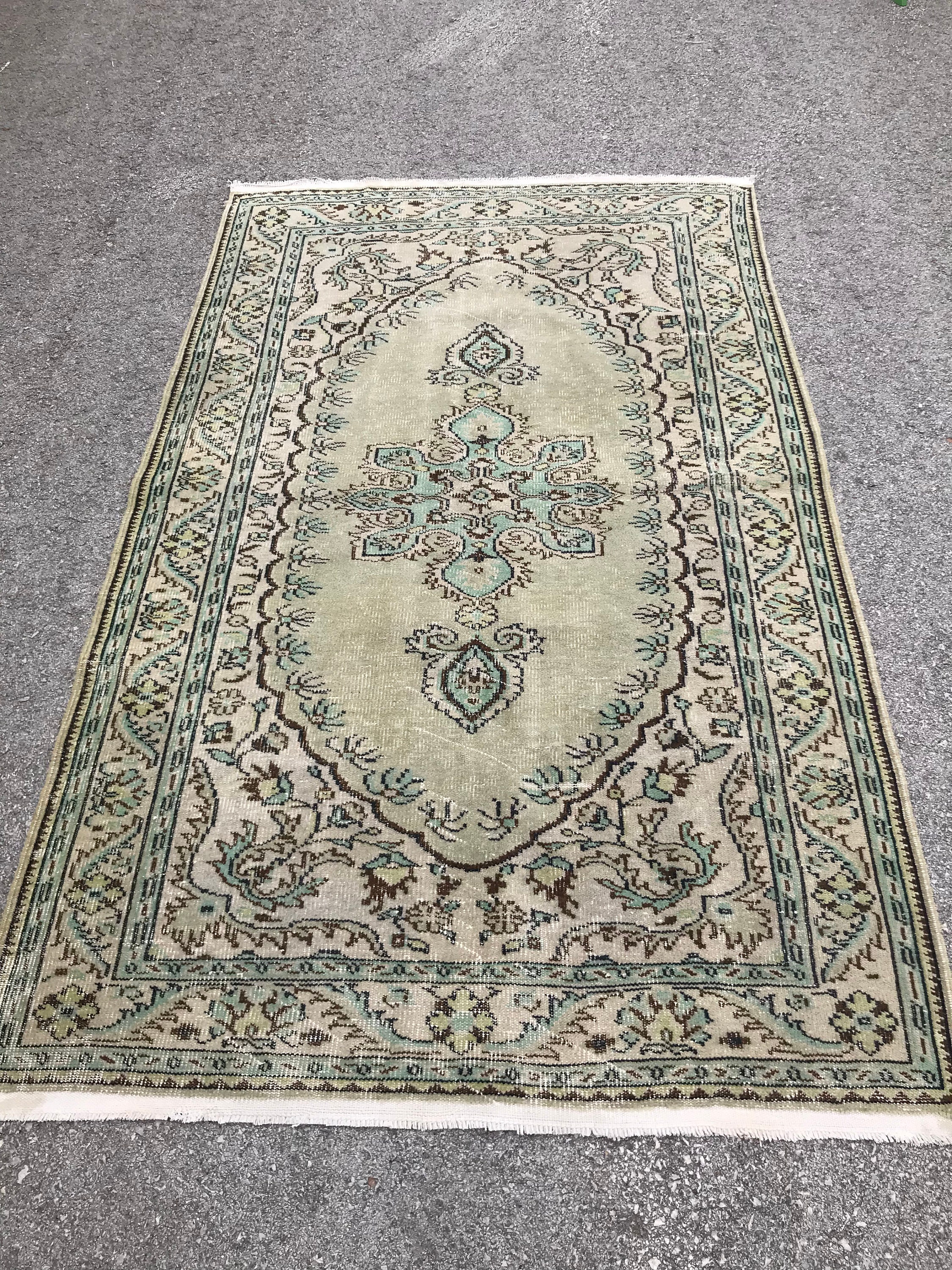 ヴィンテージ トルコ ウシャク ラグ：5.3'x8.8' オリーブグリーン