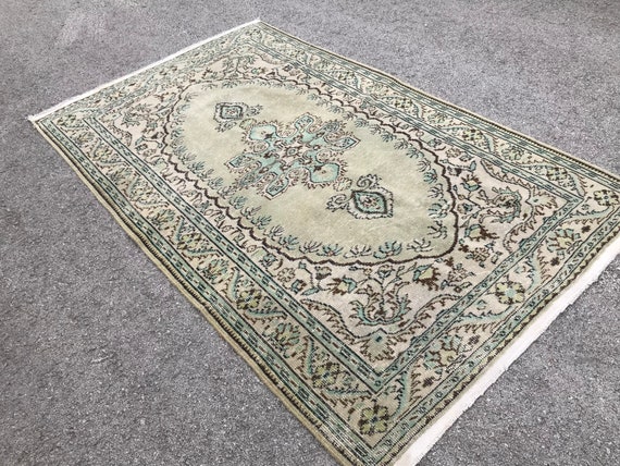 ヴィンテージ トルコ ウシャク ラグ：5.3'x8.8' オリーブグリーン