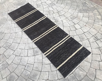 Klein neutraal zwart met wit gestreept kelimtapijt: vintage Turkse wol (2,0 x 6,2 ft)