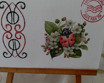 carte brodee avec une coccinelle