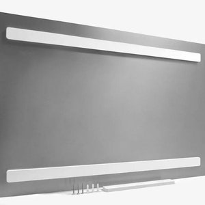 K&ouml;nnte beinhalten: Die R&uuml;ckseite eines grauen Metallbilderrahmens mit zwei wei&szlig;en Aufh&auml;ngeb&auml;ndern und einer wei&szlig;en Aufh&auml;ngeleiste. Der Rahmen befindet sich auf einer wei&szlig;en Oberfl&auml;che mit kleinen wei&szlig;en Aufh&auml;ngebeschl&auml;gen.