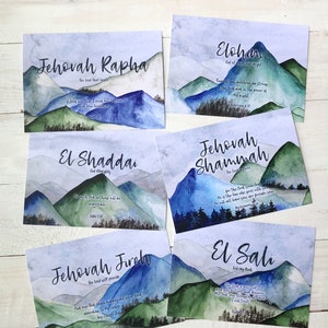 Könnte beinhalten: Sechs Kunstdrucke mit Aquarell-Berglandschaften in Blau, Grün und Grau. Jeder Druck zeigt einen anderen Namen Gottes, wie "Jehovah Rapha" und "El Shaddai", zusammen mit relevanten Schriftstellen. Die Drucke sind auf einer hellgrünen Oberfläche angeordnet.