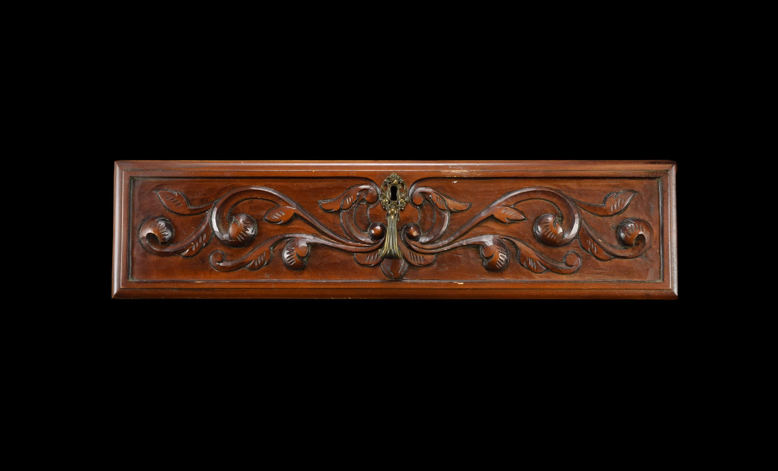 Antique Français Farmhouse Scroll Pediment Panneau en Bois Sculpté avec Serrure